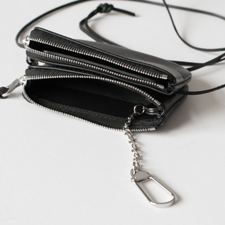 鍵が取り付けやすいフック型のパーツが付いています(BLACK) 鍵が取り付けやすいフック型のパーツが付いています(BLACK)