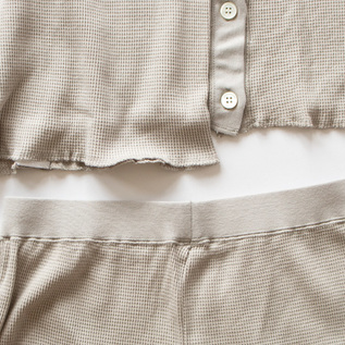ごろつきのないフラットな着用感(GREIGE) ごろつきのないフラットな着用感(GREIGE)