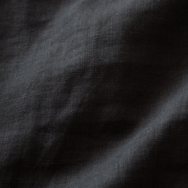 春夏に気持ちのいいリネン素材のブラウス(CHARCOAL)