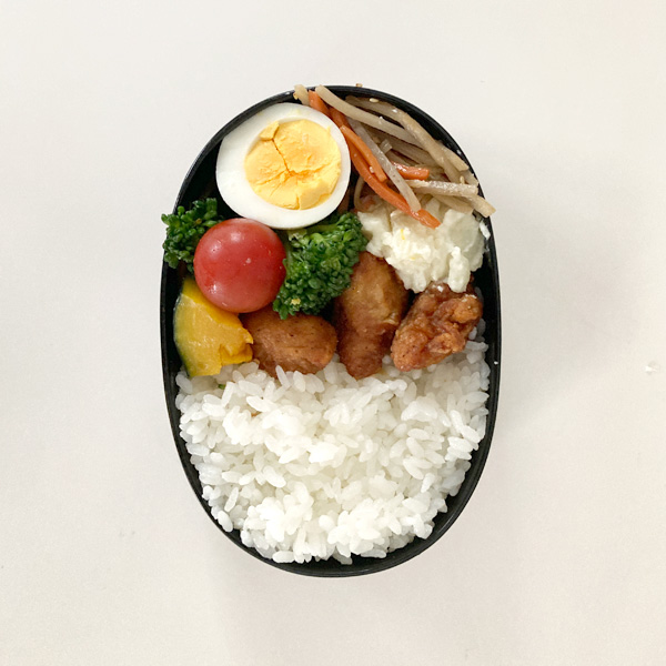 唐揚げ3つ、ブロッコリー2つ、プチトマト1個、ポテトサラダ、きんぴらごぼう、ゆで卵半分、かぼちゃの煮物が1つ入りました