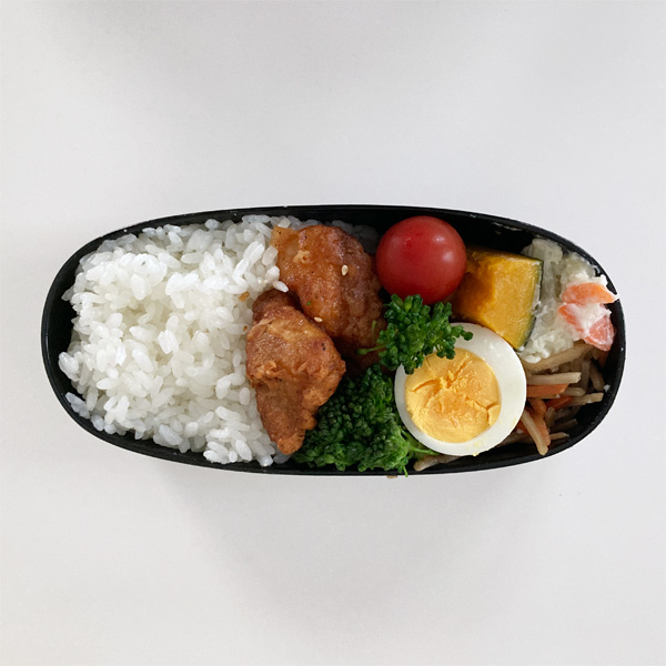 唐揚げ3つ、ブロッコリー2つ、プチトマト1個、ポテトサラダ、きんぴらごぼう、ゆで卵半分、かぼちゃの煮物が1つ入りました