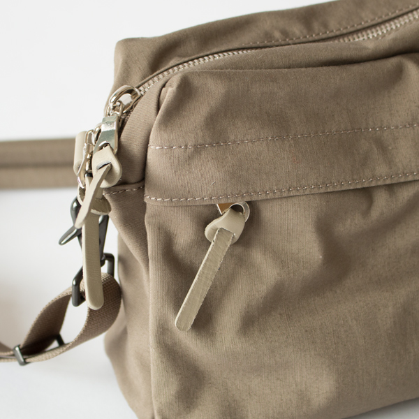 シーズンレスでどんな装いにも馴染みやすい万能カラー(WEEKEND SHOULDER)