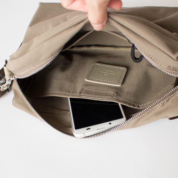 小物の整理に便利なポケット付き(WEEKEND SHOULDER)