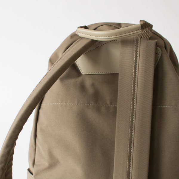 使う度に手に馴染んでいくレザー(DAILY DAYPACK)の持ち手