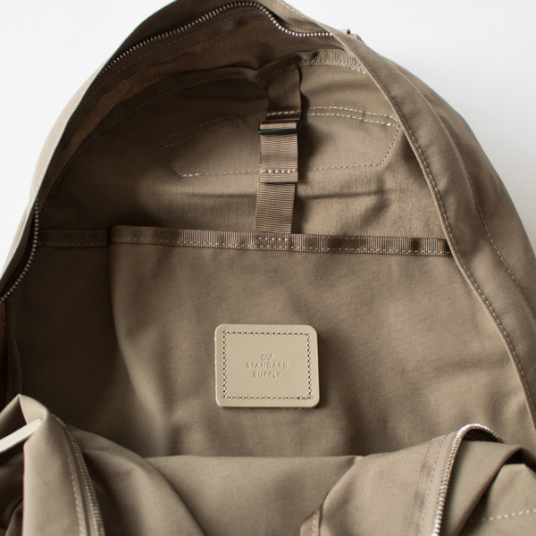 プラスチックパーツで留められます(DAILY DAYPACK)