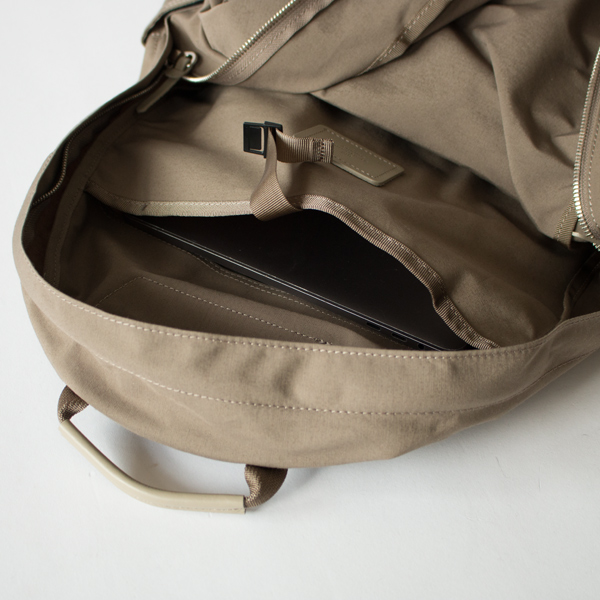 プラスチックパーツで留められます(DAILY DAYPACK)