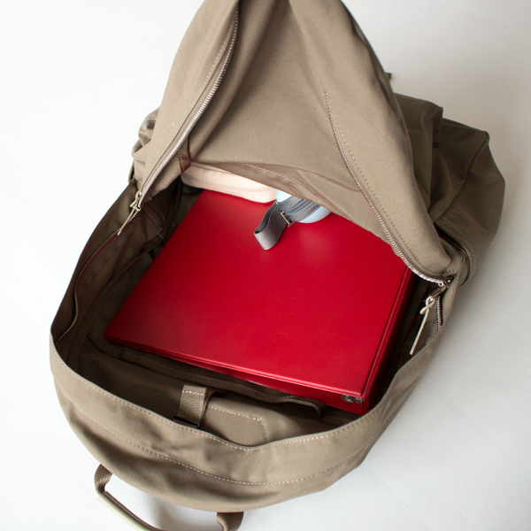 A4の書類や水筒などを入れてもゆとりがあります(DAILY DAYPACK)