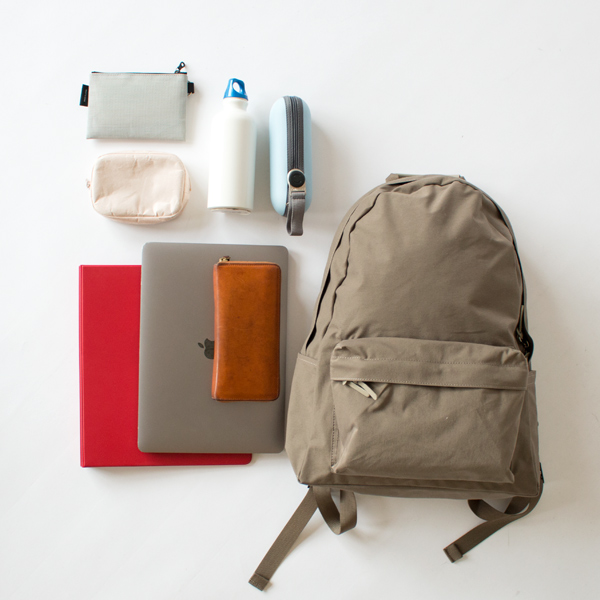 A4の書類や水筒などを入れてもゆとりがあります(DAILY DAYPACK)