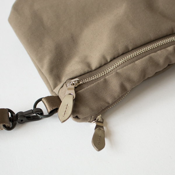 前後に2つのファスナーが付いています(W ZIP SHOULDER M)