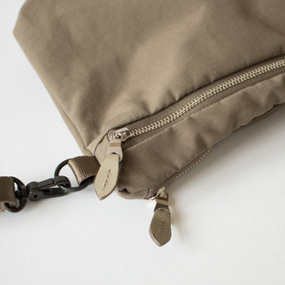前後に2つのファスナーが付いています(W ZIP SHOULDER M) 前後に2つのファスナーが付いています(W ZIP SHOULDER M)