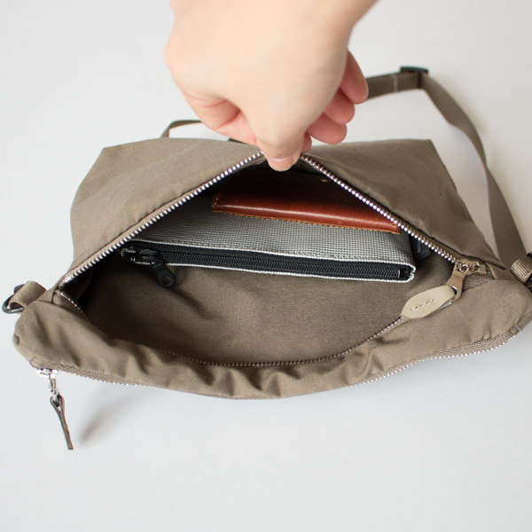 スマートフォンと長財布が入るサイズ感(W ZIP SHOULDER M)