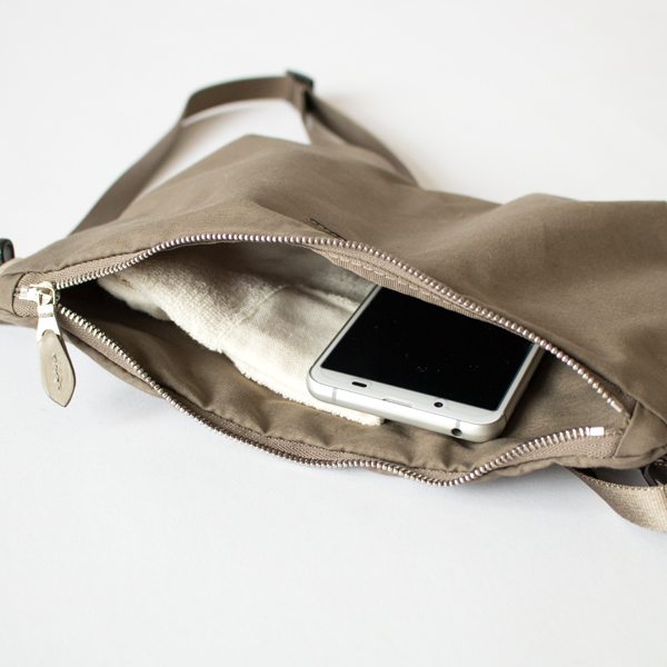 スマートフォンと長財布が入るサイズ感(W ZIP SHOULDER M)