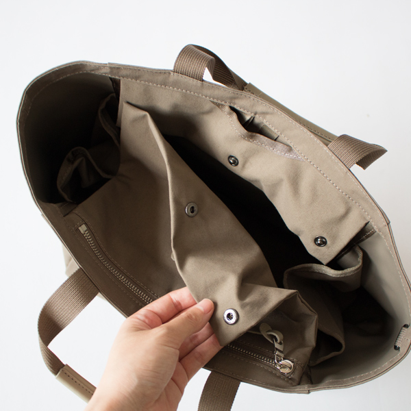 内ポケットを蓋のように留めて、中を隠せます(B TOTE S)