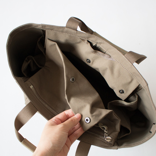 内ポケットを蓋のように留めて、中を隠せます(B TOTE S) 内ポケットを蓋のように留めて、中を隠せます(B TOTE S)