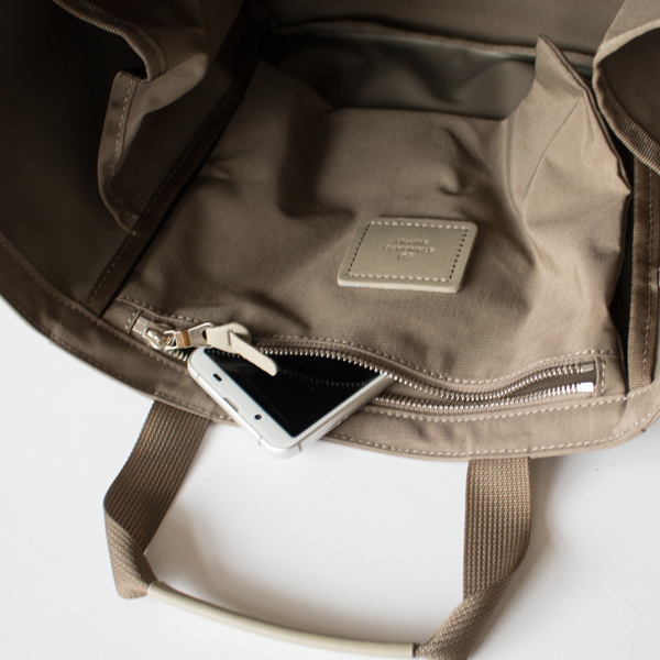 小物の整理に便利なポケット付き(B TOTE S)