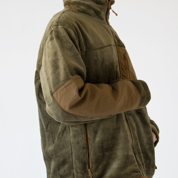 擦れやすい袖周りは難燃コットンでパッチワークすることで補強(OLIVE/M)