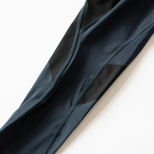 両脚の大腿部から膝にかけて部分的な着圧サポート 両脚の大腿部から膝にかけて部分的な着圧サポート