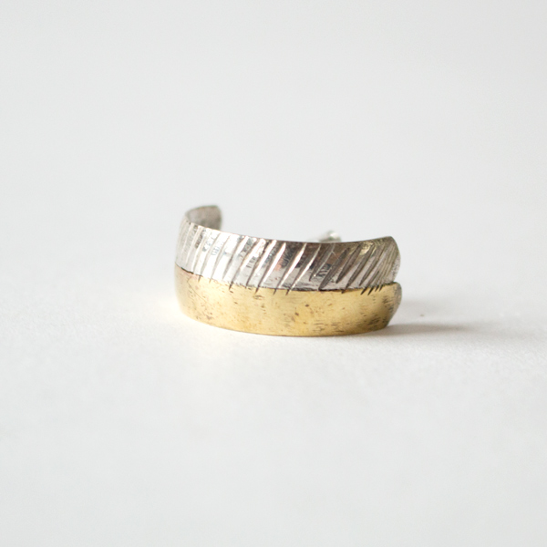 シルバーとブロンズのコントラストが美しいピアス