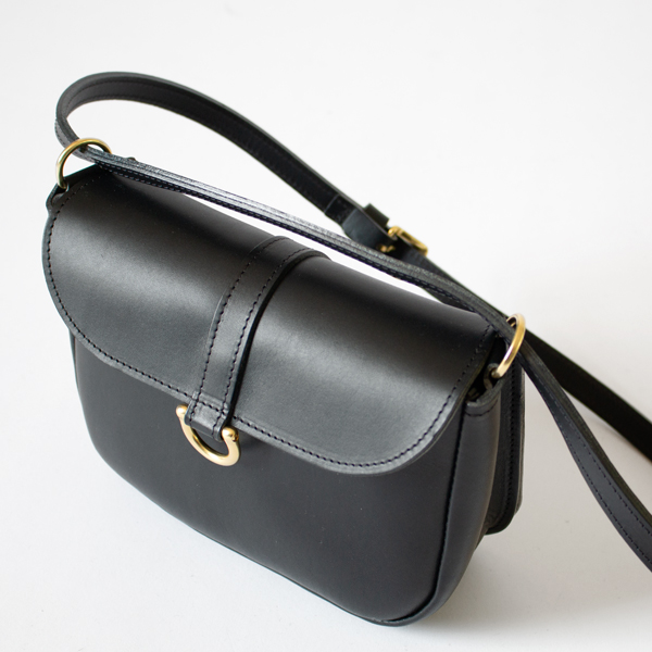 ショルダーストラップがデザインとしてもポイントになります