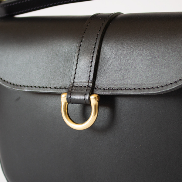 馬蹄の形をしたフロント金具