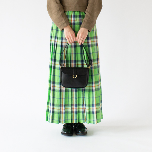 ショルダーストラップを二重に。雰囲気が変えられます（身長162cm・BLACK）