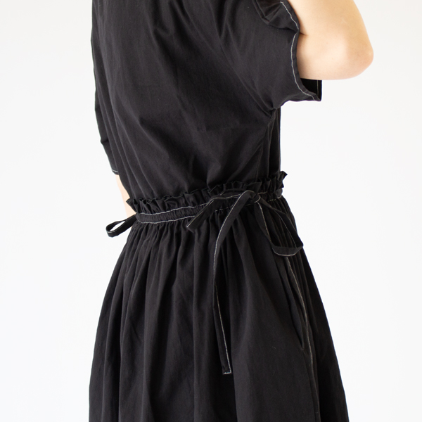 ぎゅっと絞ってウエストマークしたり、ゆるく結んでも(BLACK)