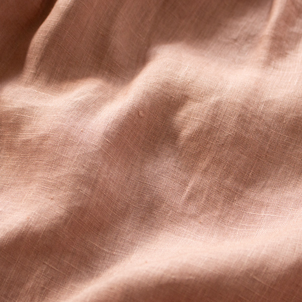 チョコレートコスモスの花を使って染めています(PINK BROWN)