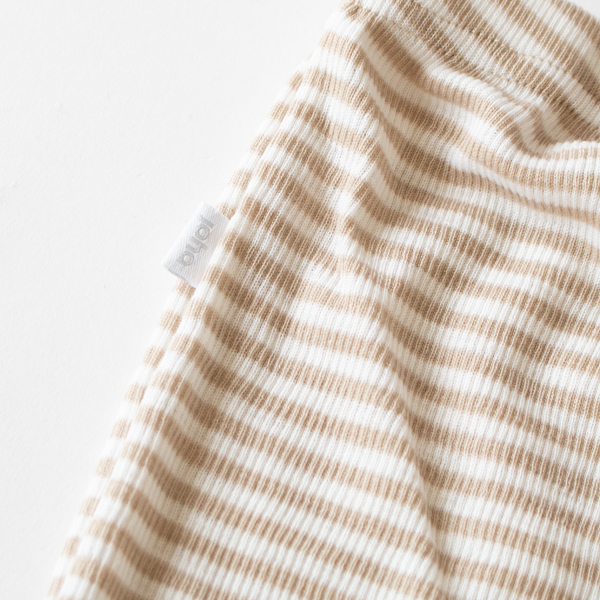 伸縮性が高く、フィットする生地(ベージュ) 伸縮性が高く、フィットする生地(ベージュ)