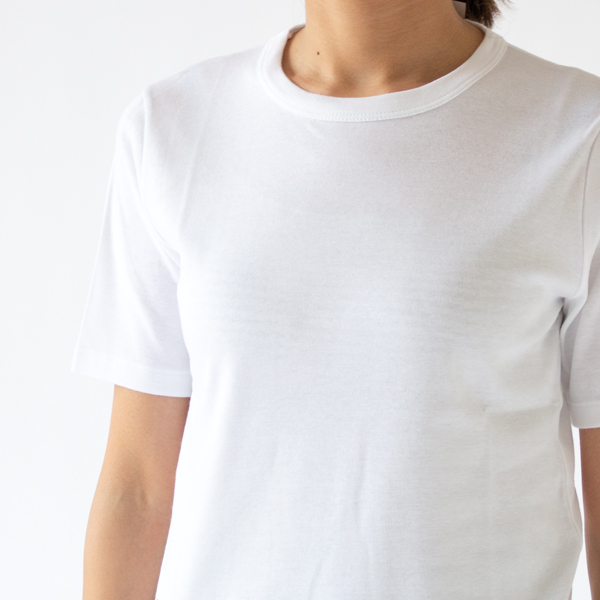 薄手の白Tシャツに合わせると透けます(ベージュ・身長163cm)