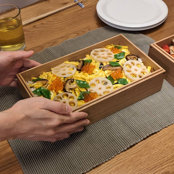 飯台のように使ってちらし寿司に。お茶碗3杯で一段いっぱいくらいです。