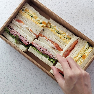 長方形の二段重箱（タモ・六つ仕切り付）／ZUTTO（ズット）｜愛着を