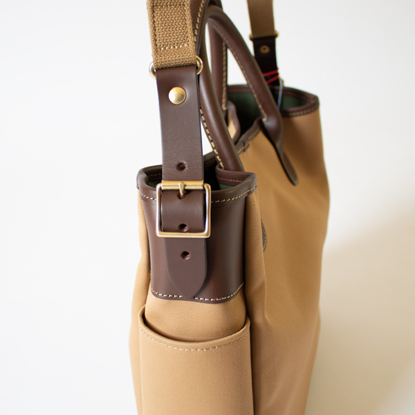 ショルダーは長さ調節が可能です(KHAKI)