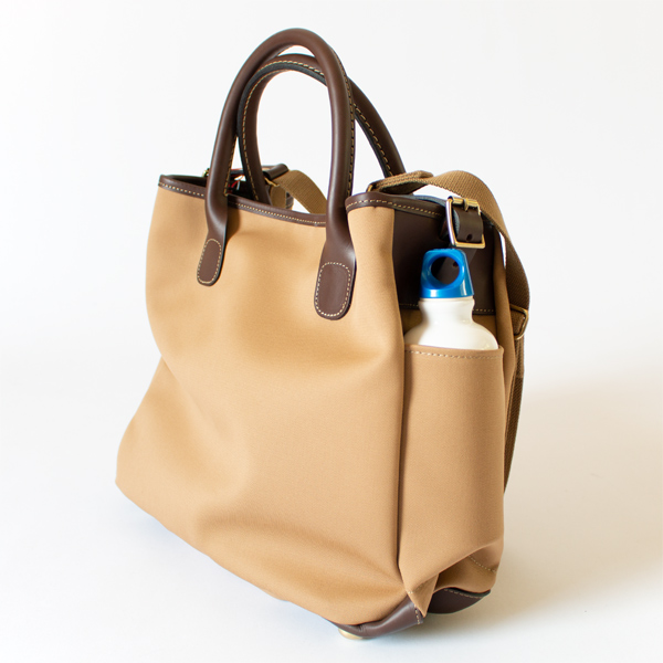 サイドポケットは水筒や折りたたみ傘の収納に(KHAKI)