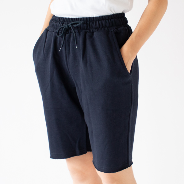 フロントは左右にポケットがついています（Navy）