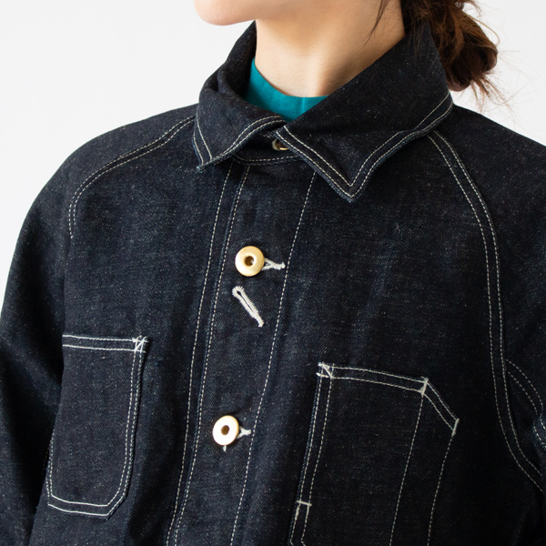 フェイクのボタンホールがデザインとして取り入れられています(WA SIZE S)
