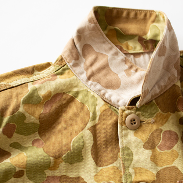裏表で色が異なるカモフラージュ柄(CAMO)