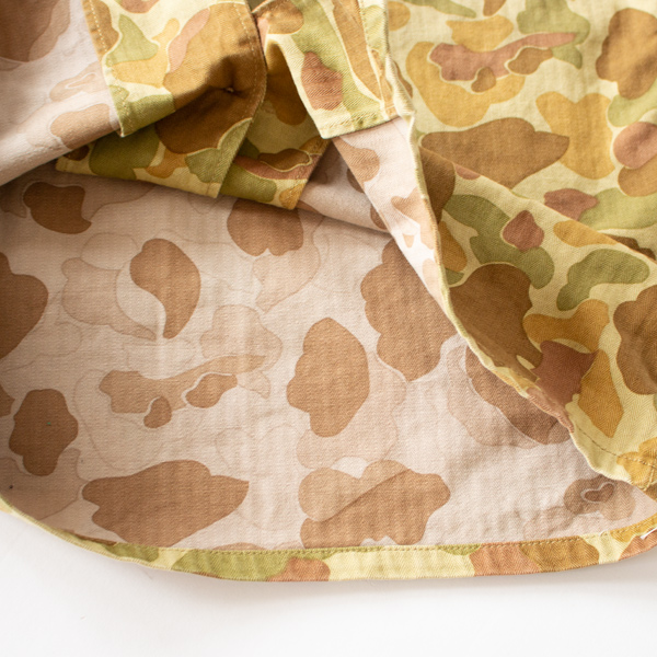 裏表で色が異なるカモフラージュ柄(CAMO)