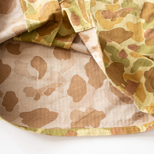 裏表で色が異なるカモフラージュ柄(CAMO)