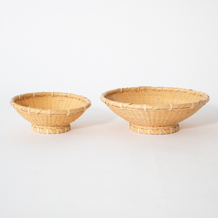 PLATE WITH A STAND