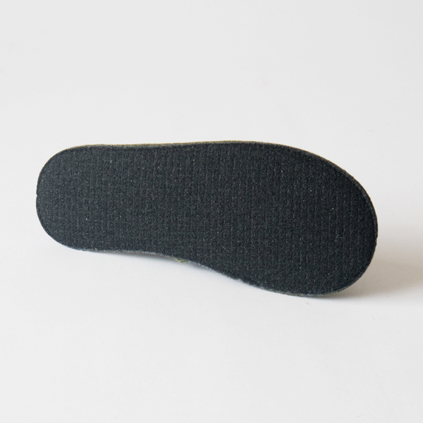 滑りにくく頑丈なアウトソール 滑りにくく頑丈なアウトソール