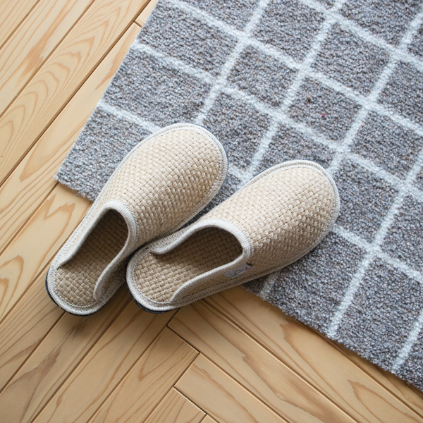 見た目にも涼しいスリッパ 見た目にも涼しいスリッパ