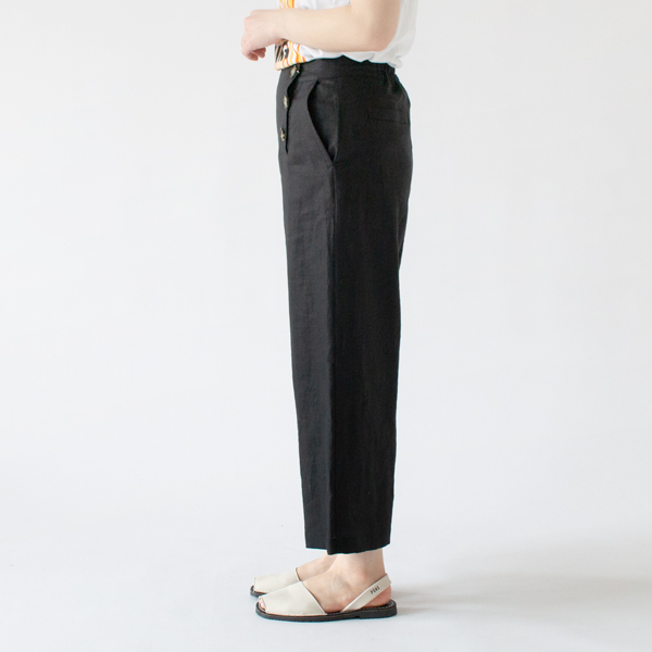 BLACK（着用サイズ：38、身長：162cm）