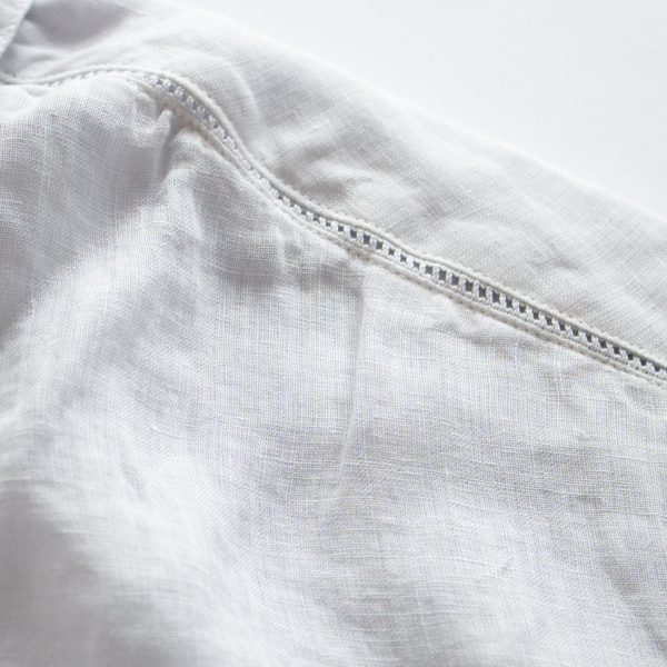 肩にレースが組み合わさっています(STONE)