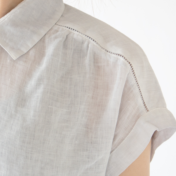 肩にレースが組み合わさっています(STONE)