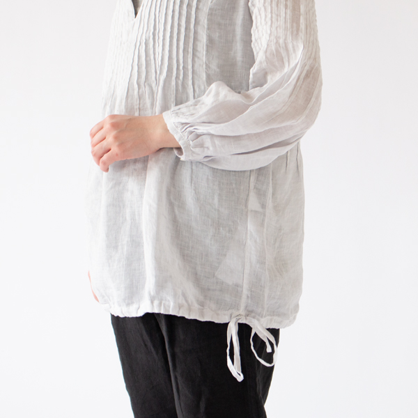 左側の紐を絞るとシルエットが変化します 左側の紐を絞るとシルエットが変化します