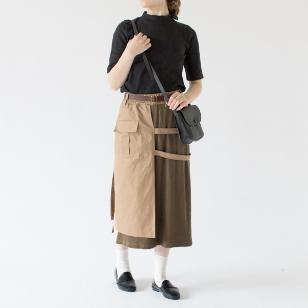 靴下と合わせたスタイルも(BLACK)