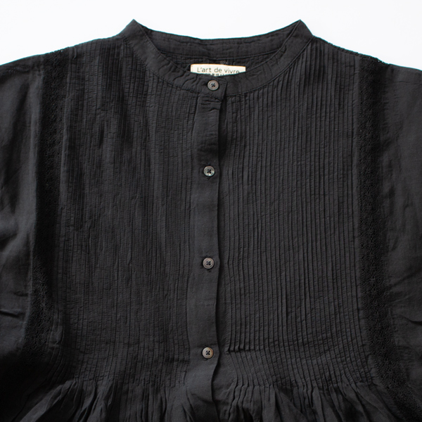 胸元にはピンタックレースが施されています 胸元にはピンタックレースが施されています