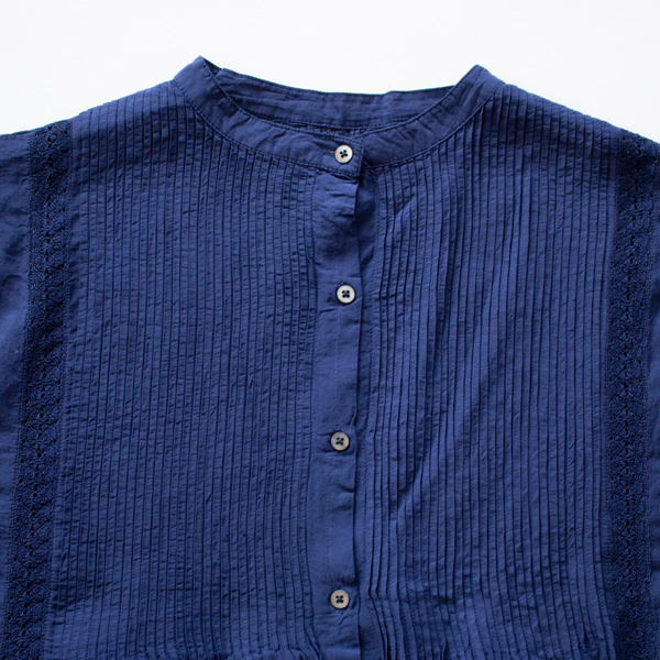 ピンタックレースが胸元に広がっています。 ピンタックレースが胸元に広がっています。