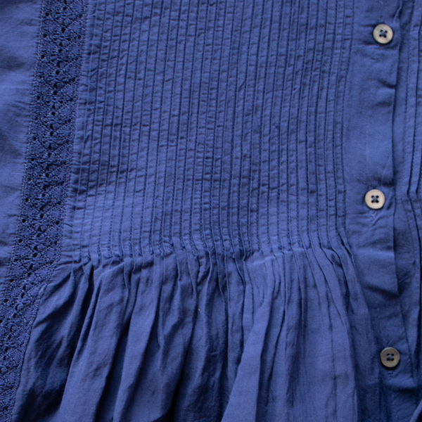 バストからギャザーが入ってふんわりと広がります バストからギャザーが入ってふんわりと広がります