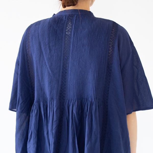 後身頃にもしっかりとレースが施されています 後身頃にもしっかりとレースが施されています